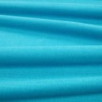 Tessuto Linara di Romo nella colorazione Moroccan Blue drappeggiato, per mostrarne la caduta e la finitura spazzolata.