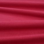 Tessuto Linara di Romo nella colorazione Red Tulip drappeggiato, per mostrarne la caduta e la finitura spazzolata.