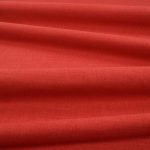 Tessuto Linara di Romo nella colorazione Chinese Red drappeggiato, per mostrarne la caduta e la finitura spazzolata.