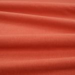 Tessuto Linara di Romo nella colorazione Cayenne drappeggiato, per mostrarne la caduta e la finitura spazzolata.