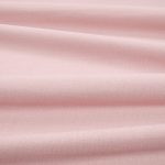 Tessuto Linara di Romo nella colorazione Dusky Pink drappeggiato, per mostrarne la caduta e la finitura spazzolata.