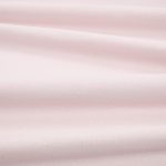 Tessuto Linara di Romo nella colorazione Blossom drappeggiato, per mostrarne la caduta e la finitura spazzolata.