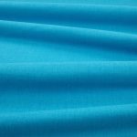 Tessuto Linara di Romo nella colorazione Electric Blue drappeggiato, per mostrarne la caduta e la finitura spazzolata.