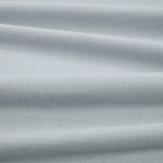 Tessuto Linara di Romo nella colorazione Glacier drappeggiato, per mostrarne la caduta e la finitura spazzolata.