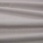 Tessuto Linara di Romo nella colorazione Chinchilla drappeggiato, per mostrarne la caduta e la finitura spazzolata.