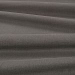 Tessuto Linara di Romo nella colorazione Lava Rock drappeggiato, per mostrarne la caduta e la finitura spazzolata.