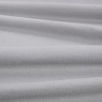 Tessuto Linara di Romo nella colorazione Gris drappeggiato, per mostrarne la caduta e la finitura spazzolata.