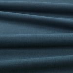 Tessuto Linara di Romo nella colorazione Blueberry drappeggiato, per mostrarne la caduta e la finitura spazzolata.
