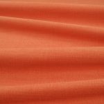 Tessuto Linara di Romo nella colorazione Henna drappeggiato, per mostrarne la caduta e la finitura spazzolata.