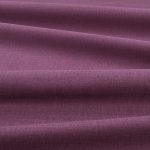 Tessuto Linara di Romo nella colorazione Cassis drappeggiato, per mostrarne la caduta e la finitura spazzolata.