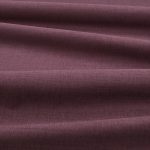 Tessuto Linara di Romo nella colorazione Hollyhock drappeggiato, per mostrarne la caduta e la finitura spazzolata.