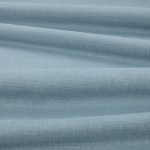 Tessuto Linara di Romo nella colorazione Steel Blue drappeggiato, per mostrarne la caduta e la finitura spazzolata.