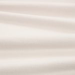 Tessuto Linara di Romo nella colorazione Silver Birch drappeggiato, per mostrarne la caduta e la finitura spazzolata.