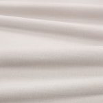 Tessuto Linara di Romo nella colorazione Feather Grey drappeggiato, per mostrarne la caduta e la finitura spazzolata.