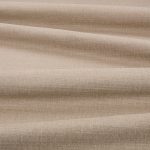 Tessuto Linara di Romo nella colorazione Doeskin drappeggiato, per mostrarne la caduta e la finitura spazzolata.