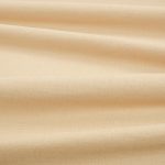 Tessuto Linara di Romo nella colorazione Sand drappeggiato, per mostrarne la caduta e la finitura spazzolata.