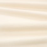 Tessuto Linara di Romo nella colorazione Creme Anglais drappeggiato, per mostrarne la caduta e la finitura spazzolata.