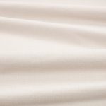 Tessuto Linara di Romo nella colorazione Nougat drappeggiato, per mostrarne la caduta e la finitura spazzolata.