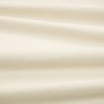 Tessuto Linara di Romo nella colorazione Tapioca drappeggiato, per mostrarne la caduta e la finitura spazzolata.
