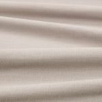 Tessuto Linara di Romo nella colorazione Cobblestone drappeggiato, per mostrarne la caduta e la finitura spazzolata.