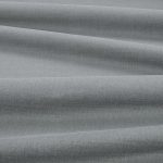 Tessuto Linara di Romo nella colorazione French Grey drappeggiato, per mostrarne la caduta e la finitura spazzolata.