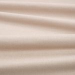 Tessuto Linara di Romo nella colorazione Buff drappeggiato, per mostrarne la caduta e la finitura spazzolata.