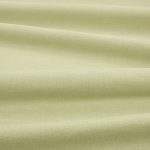 Tessuto Linara di Romo nella colorazione Lovage drappeggiato, per mostrarne la caduta e la finitura spazzolata.