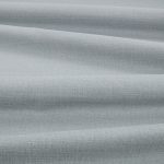 Tessuto Linara di Romo nella colorazione China Blue drappeggiato, per mostrarne la caduta e la finitura spazzolata.