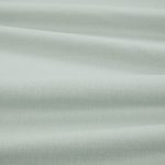Tessuto Linara di Romo nella colorazione Moonstone drappeggiato, per mostrarne la caduta e la finitura spazzolata.