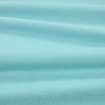 Tessuto Linara di Romo nella colorazione Reef drappeggiato, per mostrarne la caduta e la finitura spazzolata.