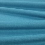 Tessuto Linara di Romo nella colorazione Lake drappeggiato, per mostrarne la caduta e la finitura spazzolata.