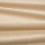 Tessuto Linara di Romo nella colorazione Wicker drappeggiato, per mostrarne la caduta e la finitura spazzolata.