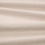 Tessuto Linara di Romo nella colorazione Stone drappeggiato, per mostrarne la caduta e la finitura spazzolata.