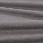Tessuto Linara di Romo nella colorazione Steeple Grey drappeggiato, per mostrarne la caduta e la finitura spazzolata.