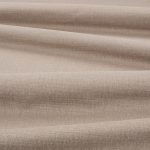 Tessuto Linara di Romo nella colorazione Impala drappeggiato, per mostrarne la caduta e la finitura spazzolata.