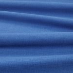 Tessuto Linara di Romo nella colorazione Topaz drappeggiato, per mostrarne la caduta e la finitura spazzolata.