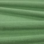 Tessuto Linara di Romo nella colorazione Thyme drappeggiato, per mostrarne la caduta e la finitura spazzolata.
