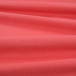 Tessuto Linara di Romo nella colorazione Rocoto drappeggiato, per mostrarne la caduta e la finitura spazzolata.