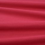 Tessuto Linara di Romo nella colorazione Carnelian drappeggiato, per mostrarne la caduta e la finitura spazzolata.