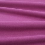 Tessuto Linara di Romo nella colorazione Boysenberry drappeggiato, per mostrarne la caduta e la finitura spazzolata.