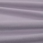 Tessuto Linara di Romo nella colorazione Wisteria drappeggiato, per mostrarne la caduta e la finitura spazzolata.