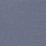 Campione del tessuto Linara di Romo nella colorazione Myrtle, codice 2494/290: un blu scuro dal tono polveroso, misto lino in tinta unita alto 140 cm.