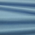 Tessuto Linara di Romo nella colorazione Muscari drappeggiato, per mostrarne la caduta e la finitura spazzolata.
