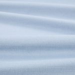 Tessuto Linara di Romo nella colorazione Iceberg drappeggiato, per mostrarne la caduta e la finitura spazzolata.