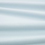 Tessuto Linara di Romo nella colorazione Arctic drappeggiato, per mostrarne la caduta e la finitura spazzolata.