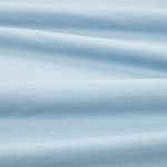 Tessuto Linara di Romo nella colorazione Nile drappeggiato, per mostrarne la caduta e la finitura spazzolata.