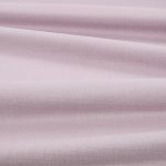 Tessuto Linara di Romo nella colorazione Sweet Pea drappeggiato, per mostrarne la caduta e la finitura spazzolata.