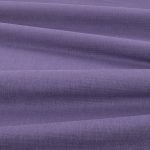 Tessuto Linara di Romo nella colorazione Viola drappeggiato, per mostrarne la caduta e la finitura spazzolata.