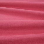 Tessuto Linara di Romo nella colorazione Raspberry drappeggiato, per mostrarne la caduta e la finitura spazzolata.