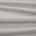 Tessuto Linara di Romo nella colorazione Turtle Dove drappeggiato, per mostrarne la caduta e la finitura spazzolata.